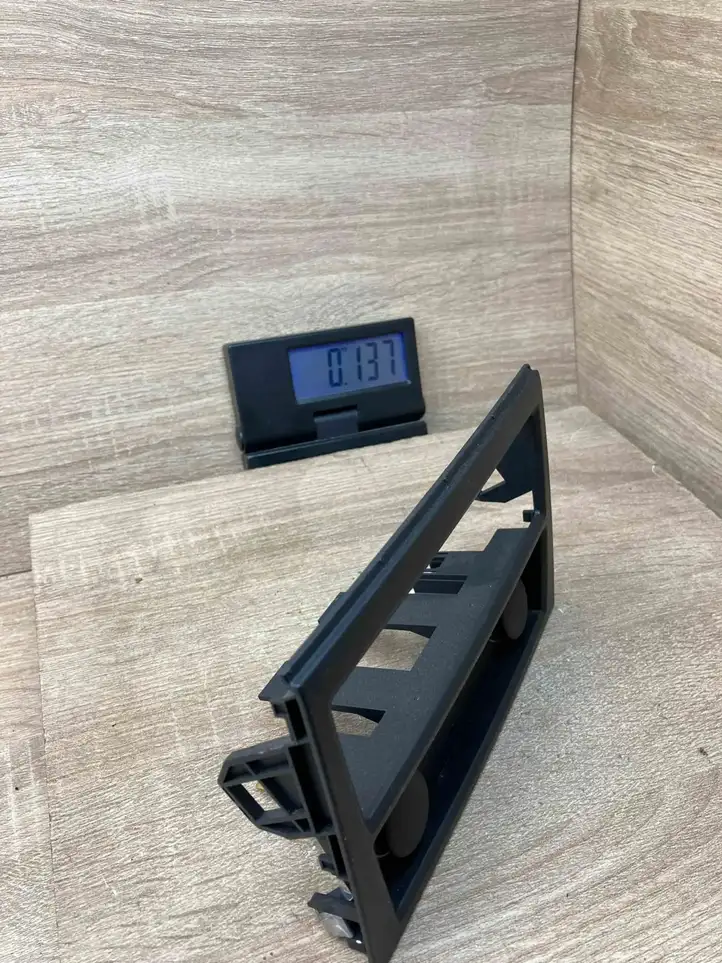 BMW 7 F01 F02 F03 F04 (2008 - 2016)  9113673 12 V гнездо (сзади)