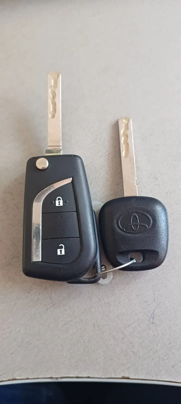 Toyota Yaris (2014 - 2019)   Ключ / карточка зажигания