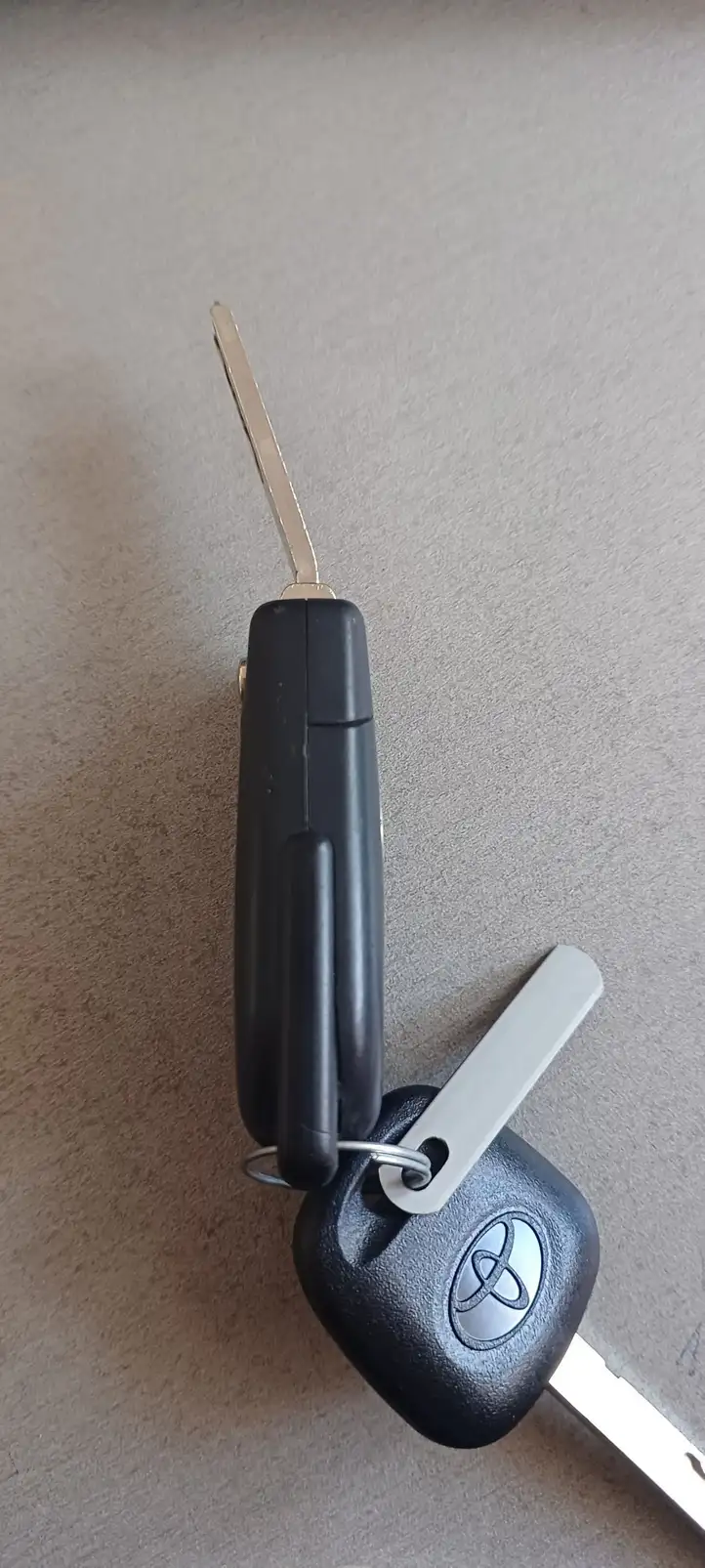 Toyota Yaris (2014 - 2019)   Ключ / карточка зажигания