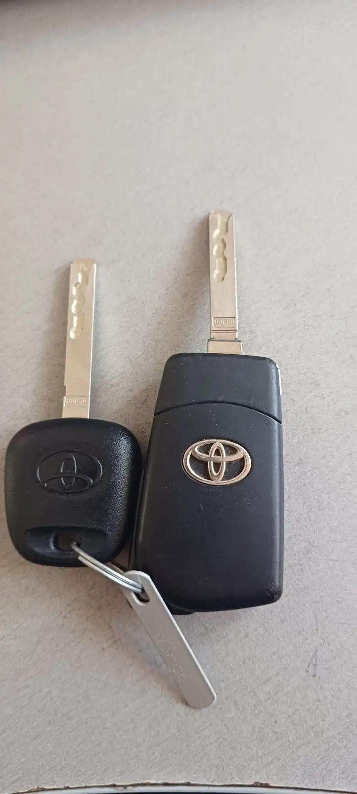 Toyota Yaris (2014 - 2019)   Ключ / карточка зажигания