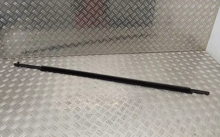 Toyota Prius+ (ZVW40) (2011 - 2018) Накладка стекла задней двери — фото 2