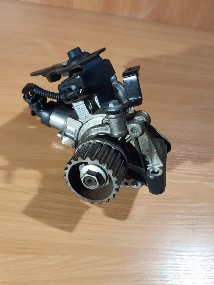 Renault Clio IV (2012 - 2019) 167007358R Топливный насос — фото 1