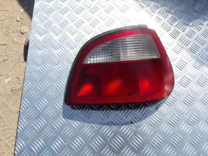 Renault Megane I (1995 - 2002)  7700428321 Задний фонарь в кузове