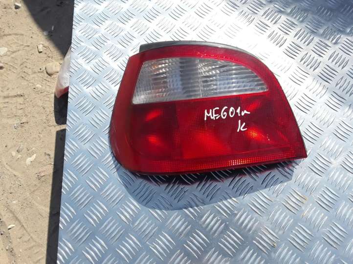 Renault Megane I (1995 - 2002)  7700428320 Задний фонарь в кузове