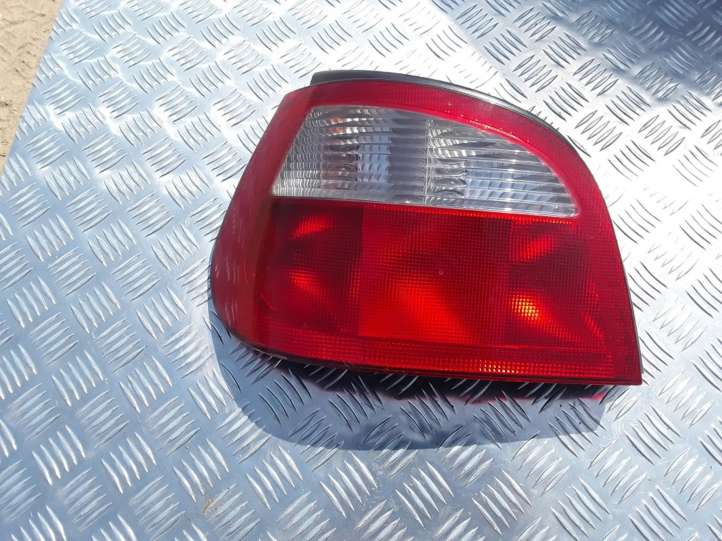Renault Megane I (1995 - 2002)  7700428320 Задний фонарь в кузове