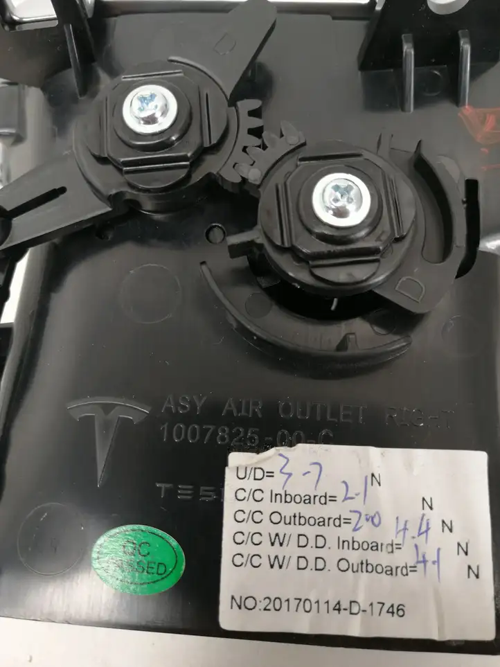 Tesla Model X (2015 - 2021) 100782500C Боковой воздушный дефлектор — фото 2
