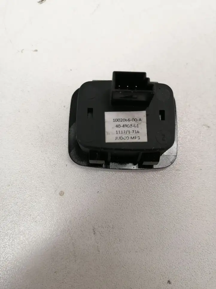 Tesla Model X (2015 - 2021) 100206600A Кнопка закрытия багажника — фото 2