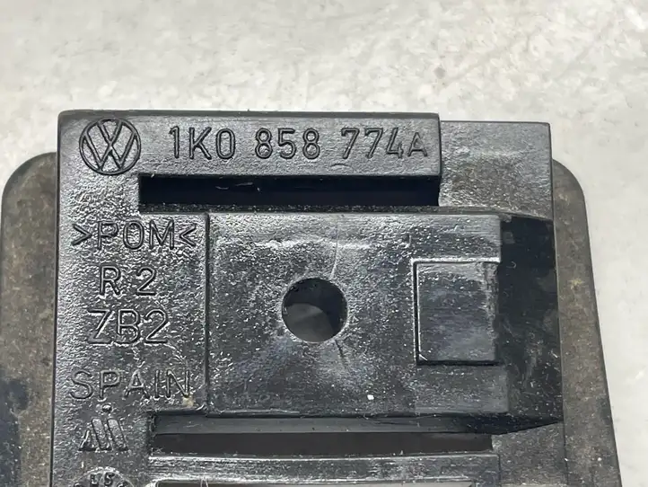 Volkswagen Golf V (2003 - 2009) 1K0858774A Крепление солнцезащитного козырька — фото 2