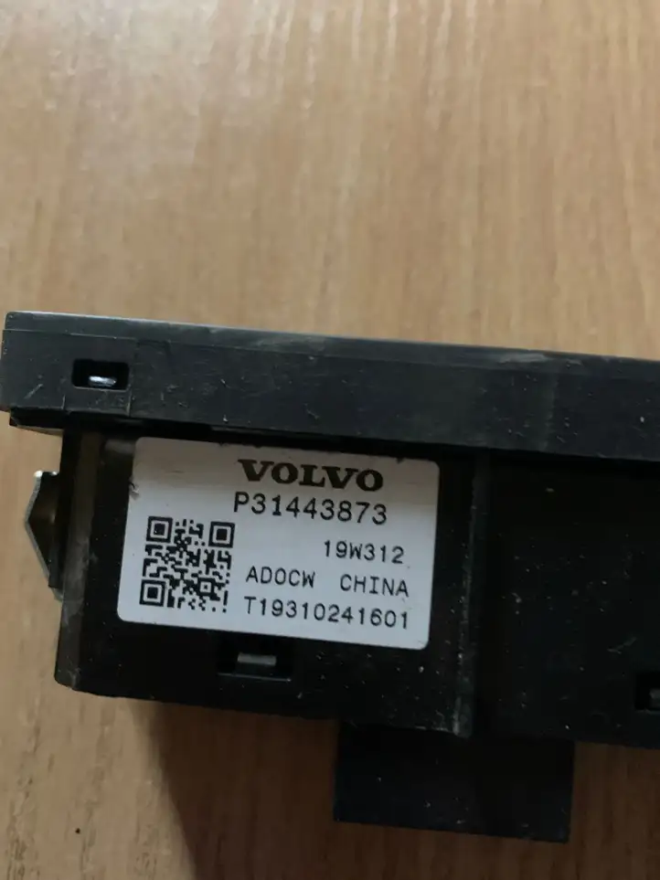 Volvo XC60 (2017 - ) 31443873 Кнопка закрытия крышки багажника — фото 2