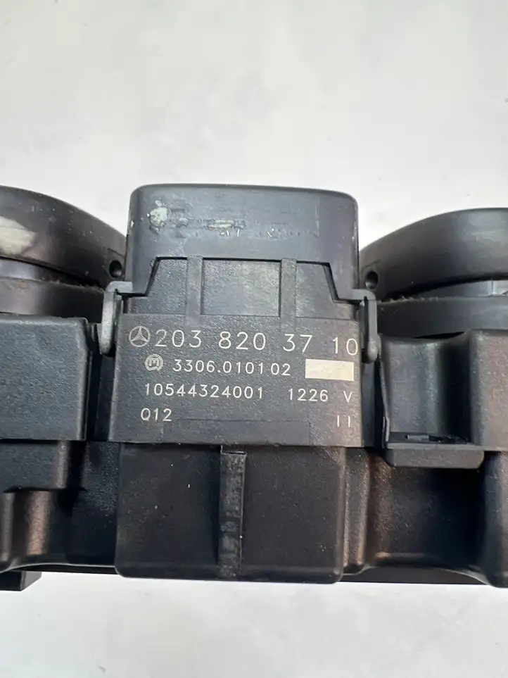 Mercedes-Benz C W203 (2000 - 2007) 2038203710 Блок кнопок на панели — фото 3