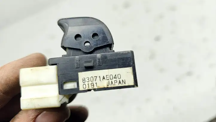 Subaru Legacy (1999 - 2003) 83071AE040 Кнопка стеклоподъемников — фото 2