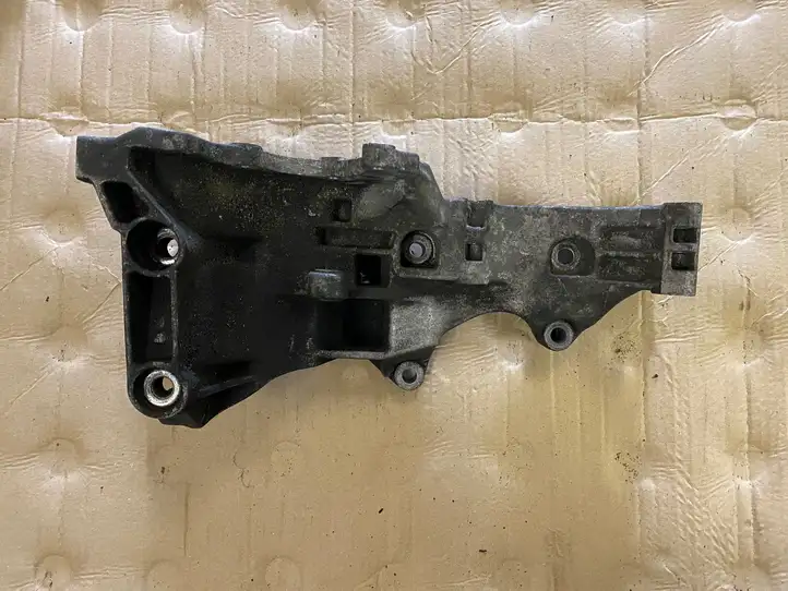 Audi A4 S4 B7 8E 8H (2004 - 2009) 03G903143D Кронштейн генератора — фото 2