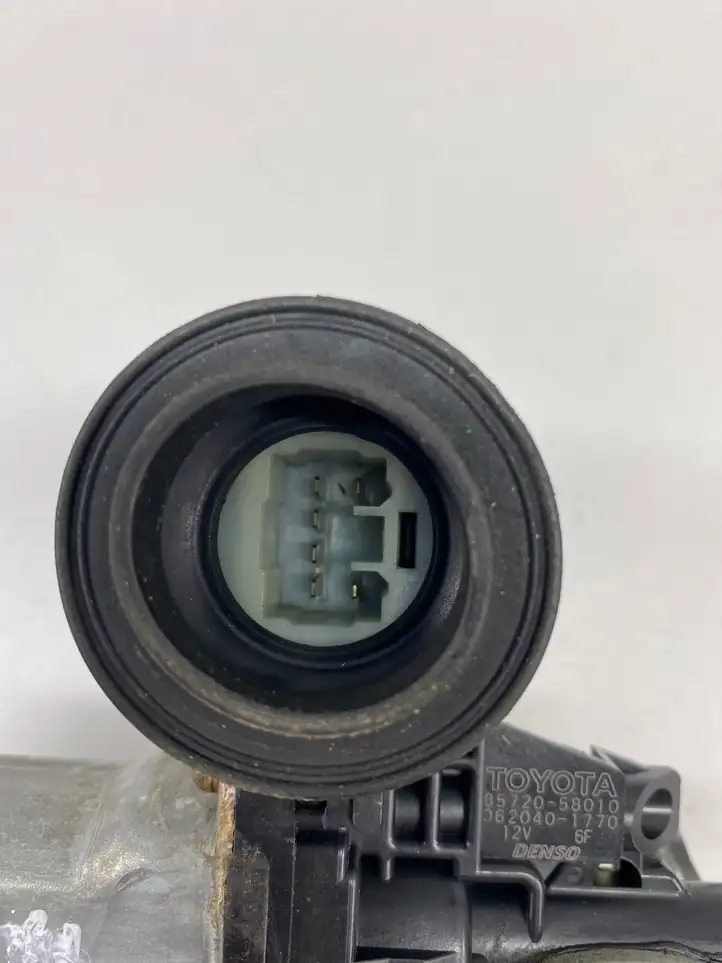 Toyota Land Cruiser (J120) (2002 - 2009) 8572058010 Стеклоподъемник задней двери — фото 4
