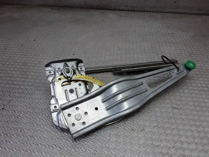 Toyota Yaris (2009 - 2012) Механический стеклоподъемник задней двери — фото 2