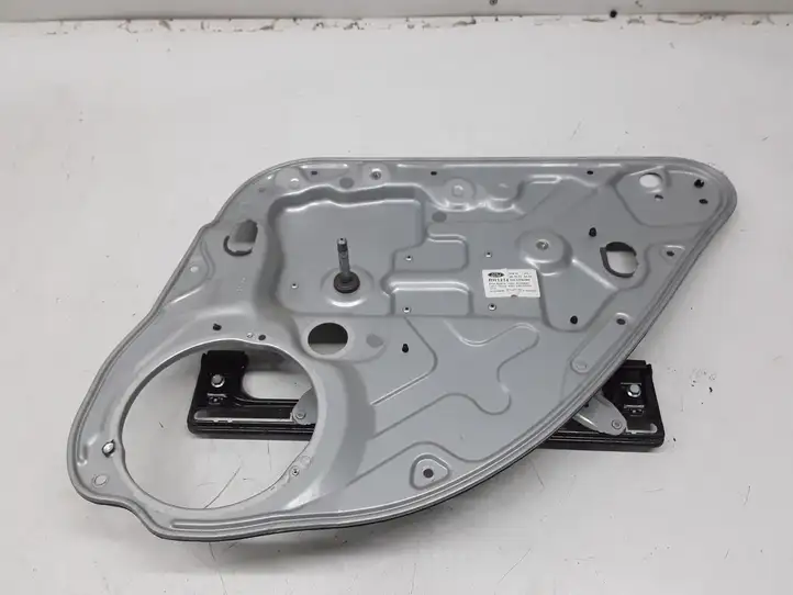 Ford Focus (2011 - 2015) 4M51A045H22B Механический стеклоподъемник задней двери — фото 1