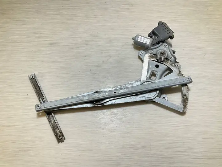 Toyota Corolla Verso AR10 (2004 - 2009) 698300F020 Стеклоподъемник задней двери — фото 1
