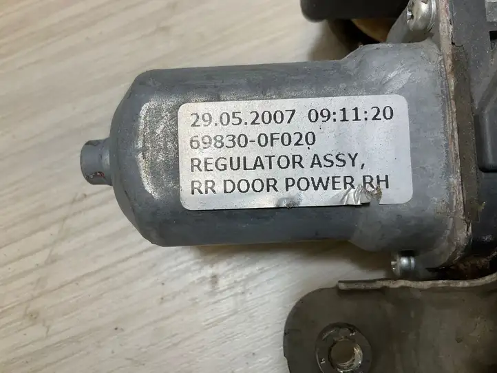 Toyota Corolla Verso AR10 (2004 - 2009) 698300F020 Стеклоподъемник задней двери — фото 2