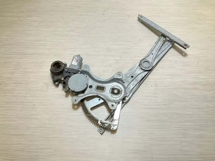 Toyota Corolla Verso AR10 (2004 - 2009) 698300F020 Стеклоподъемник задней двери — фото 3