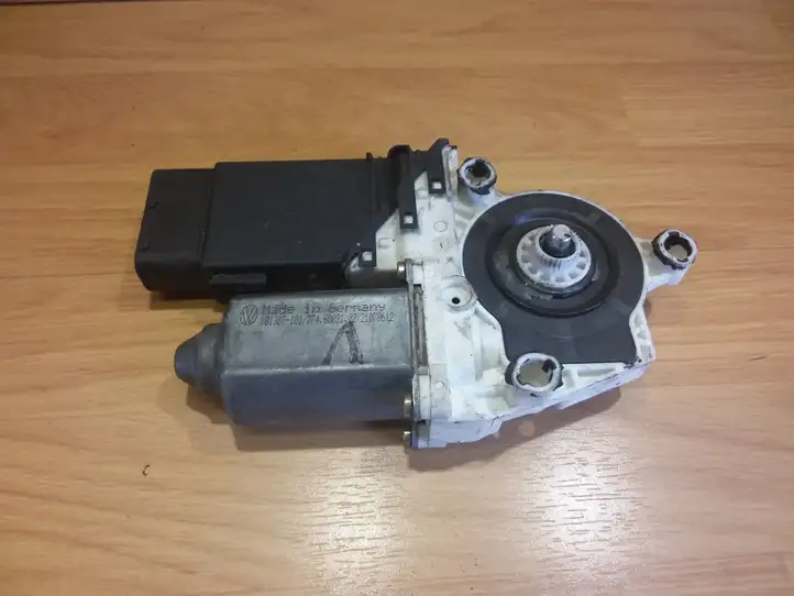 Volkswagen Golf IV (1998 - 2005) 1J1959801C Стеклоподъемник задней двери — фото 1