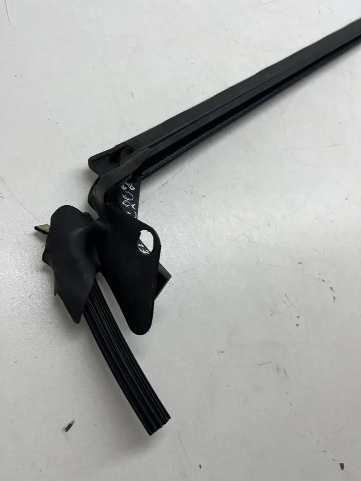 Mercedes-Benz E C207 W207 (2009 - 2017) A2077250165 Накладка стекла передней двери — фото 3