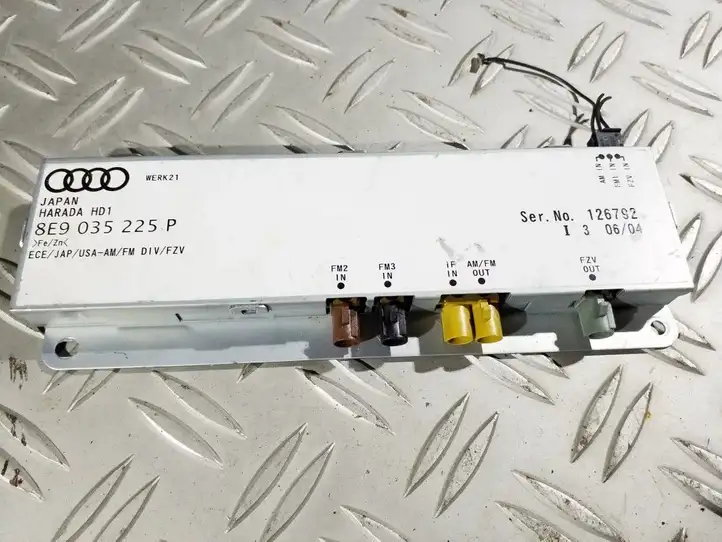 Audi A4 S4 B6 8E 8H (2000 - 2006) 8E9035225P Усилитель антенны — фото 2