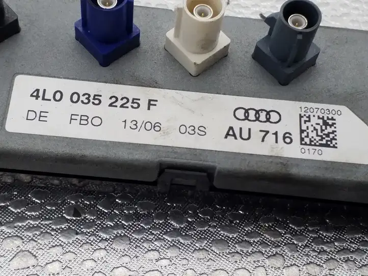 Audi Q7 4L (2005 - 2009) 4L0035225F Усилитель антенны — фото 2