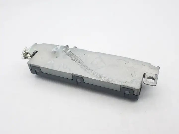 Audi A4 S4 B8 8K (2007 - 2011) 8K5035225J Усилитель антенны — фото 4