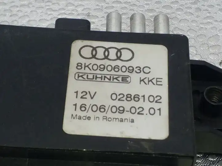 Audi A4 S4 B8 8K (2007 - 2011) 8K0906093C Блок управления топливным насосом — фото 3