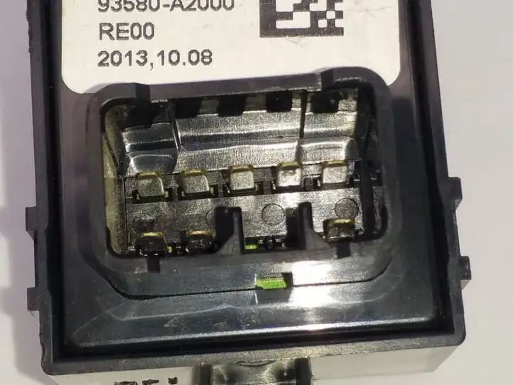 Kia Ceed (2012 - 2015) 93580A2000 Кнопка стеклоподъемников — фото 3