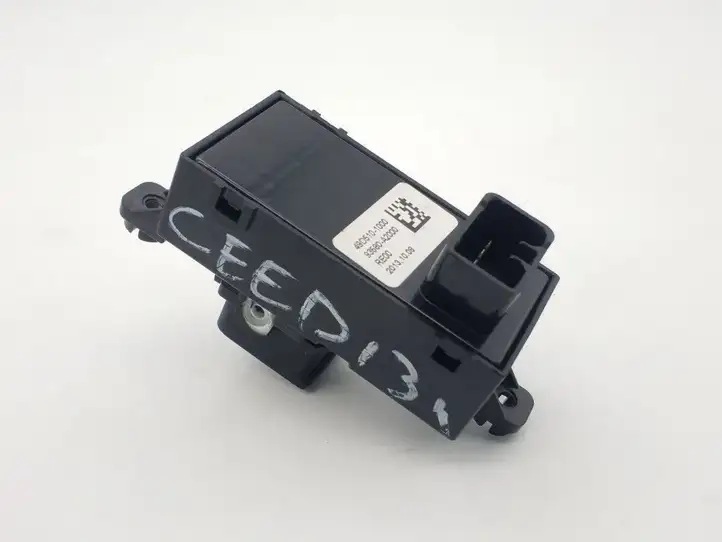 Kia Ceed (2012 - 2015) 93580A2000 Кнопка стеклоподъемников — фото 4