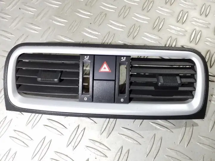 Skoda Fabia Mk2 (5J) (2007 - 2014) 5J0820951S01 Центральный воздушный дефлектор — фото 1