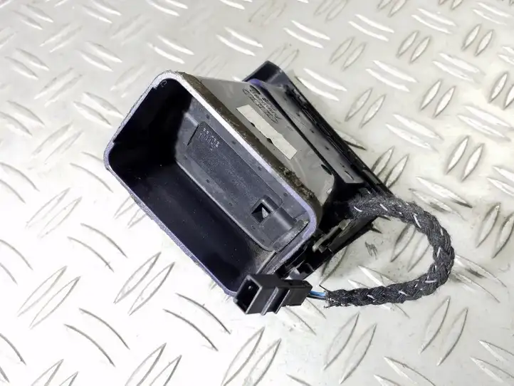 Audi A4 S4 B6 8E 8H (2000 - 2006) 8E0820901F Боковой воздушный дефлектор — фото 3
