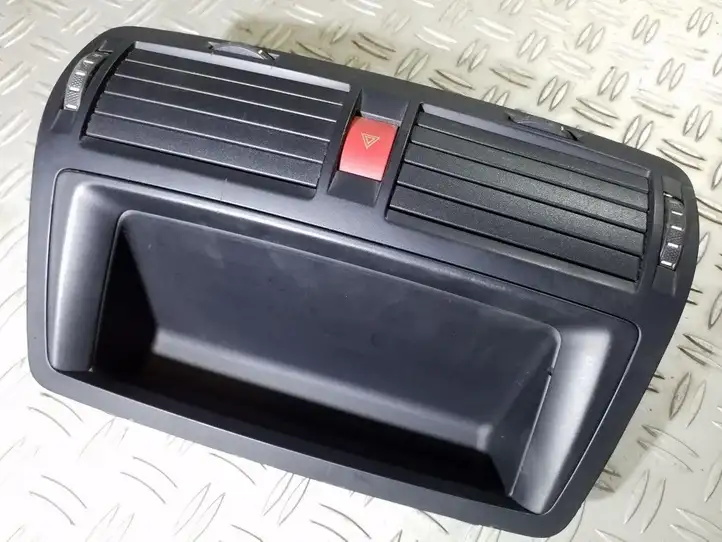 Skoda Octavia Mk2 (1Z) (2004 - 2013)  1Z0820951 Центральный дефлектор