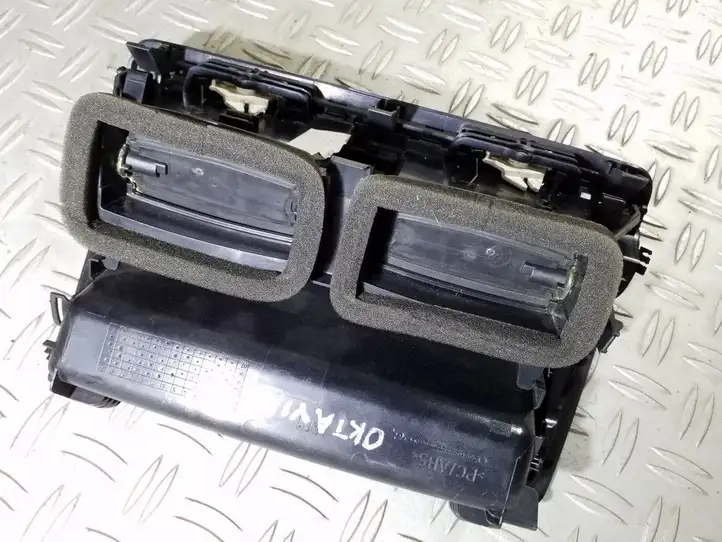 Skoda Octavia Mk2 (1Z) (2004 - 2013)  1Z0820951 Центральный дефлектор