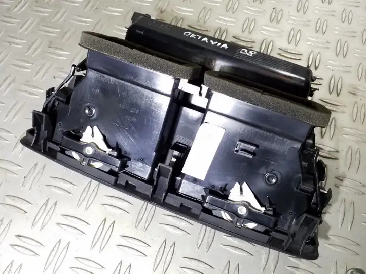 Skoda Octavia Mk2 (1Z) (2004 - 2013)  1Z0820951 Центральный дефлектор