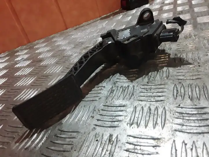 Peugeot 107 (2012 - 2015) 781100H010 Электронная педаль газа — фото 1