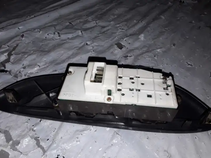 Toyota Yaris (2005 - 2009) 0115F49 Блок кнопок стеклоподъемников — фото 3