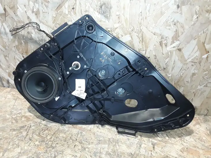 Ford Fiesta (2013 - 2017) Механический стеклоподъемник задней двери — фото 1
