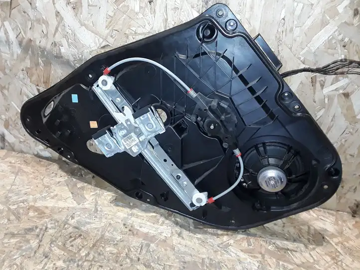 Ford Fiesta (2013 - 2017) Механический стеклоподъемник задней двери — фото 2