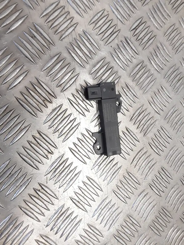 Ford Focus (2011 - 2015)  DS7T15K603AA Усилитель антенны