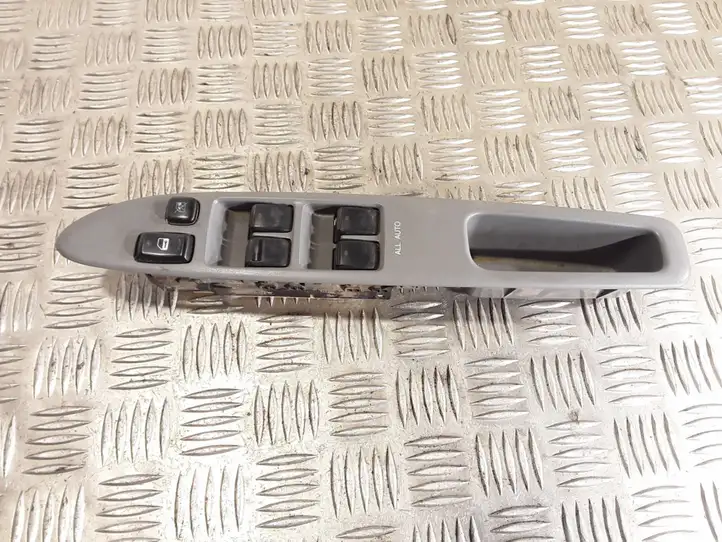Toyota Avensis Verso (2001 - 2004) 8404044030 Блок кнопок стеклоподъемников — фото 1
