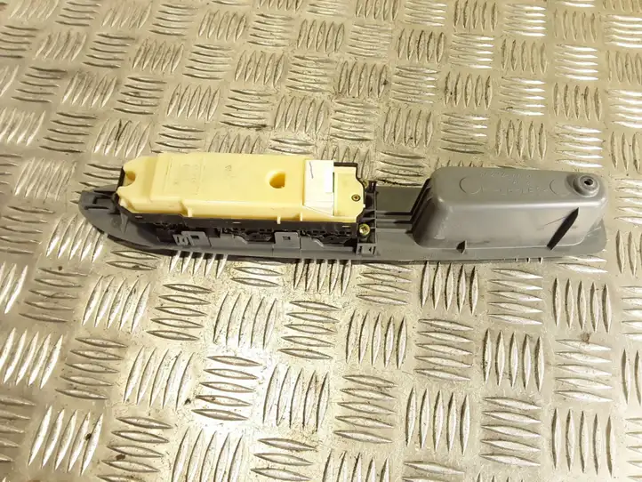 Toyota Avensis Verso (2001 - 2004) 8404044030 Блок кнопок стеклоподъемников — фото 2