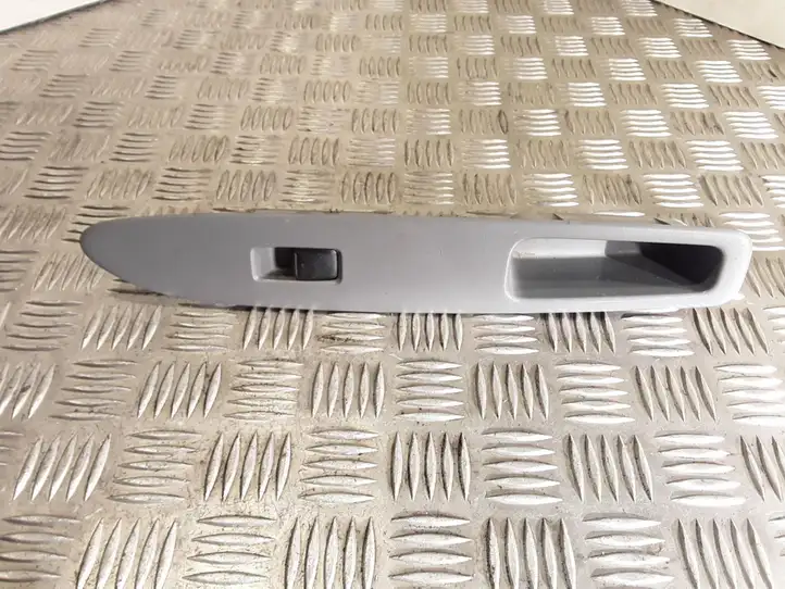 Toyota Avensis Verso (2001 - 2004) 8403044020 Блок кнопок стеклоподъемников — фото 1