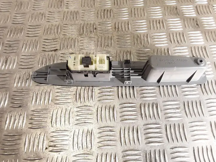 Toyota Avensis Verso (2001 - 2004) 8403044020 Блок кнопок стеклоподъемников — фото 2