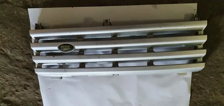 Land Rover Discovery 3 - LR3 (2004 - 2009) Верхняя решетка радиатора — фото 1