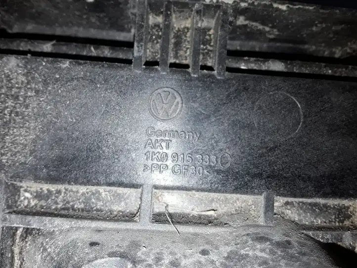 Skoda Octavia Mk2 (1Z) (2004 - 2013) 1K0915333C Площадка аккумулятора — фото 3