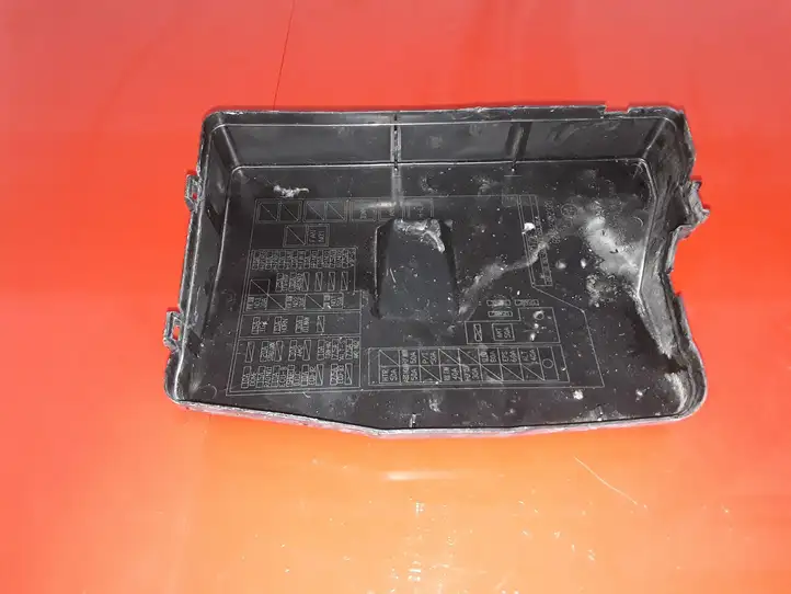 Toyota Auris 150 (2006 - 2012) 8266202320 Крышка ящика предохранителей — фото 2
