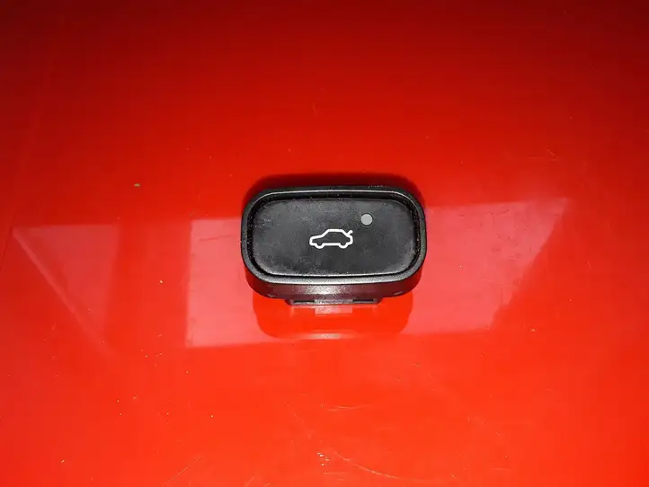 Mercedes-Benz C W204 (2007 - 2014) 589661 Кнопка закрытия крышки багажника — фото 1
