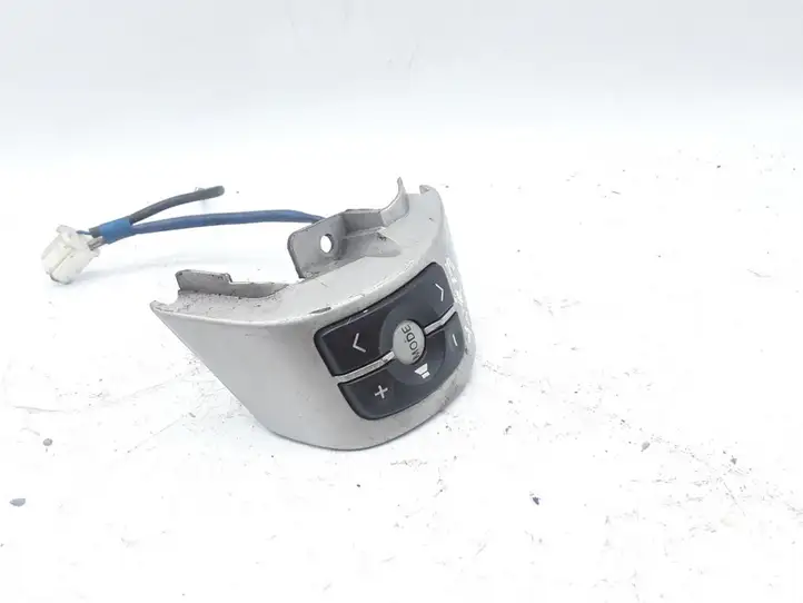 Toyota Yaris (2005 - 2009) Кнопки на рулевом колесе — фото 3