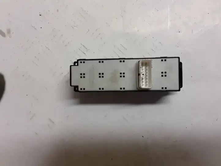 Hyundai i10 (2007 - 2012) 202006773 Кнопка стеклоподъемников — фото 2